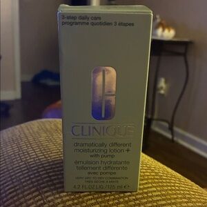 Clinique Dramatically Different Moisturizing Lotion+ with Pump - Cream